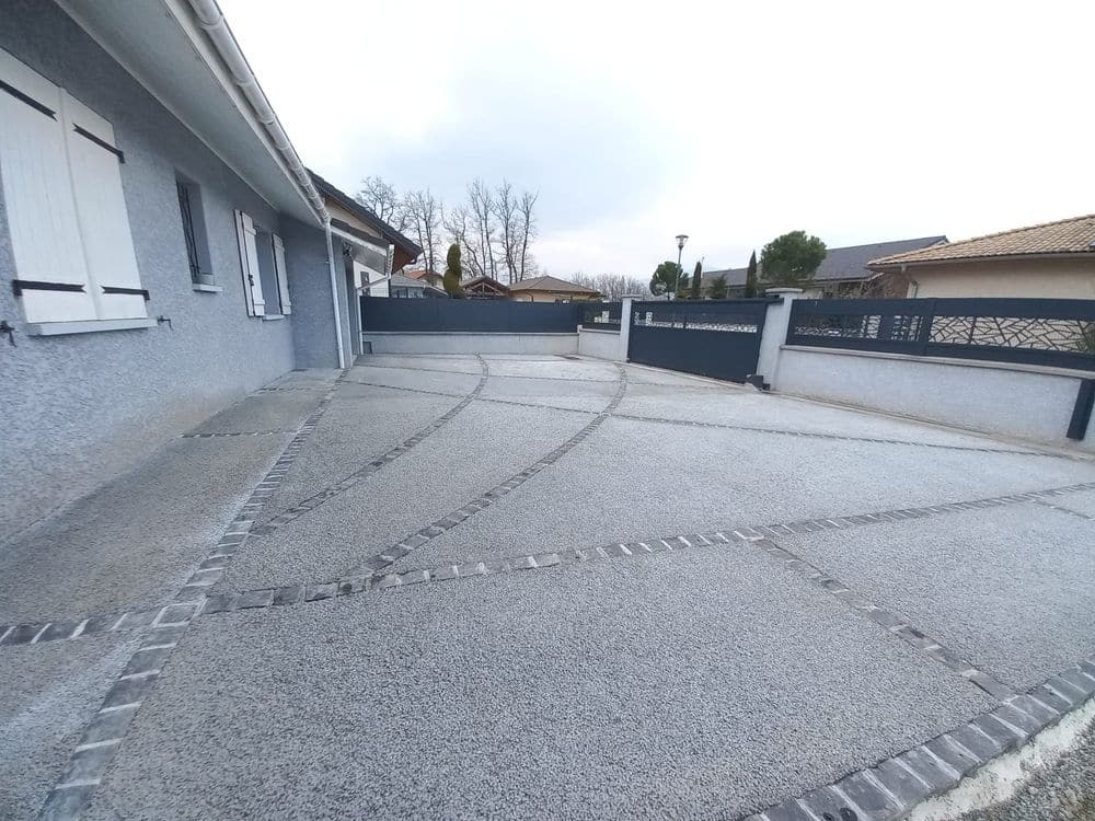 Cour béton désactivé BERGER JARDINS